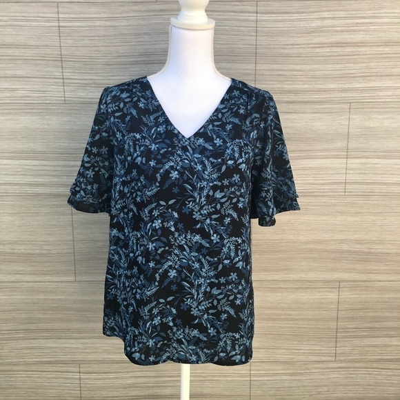 Dressy floral bell sleeve blouse Size M - Picture 1 of 8